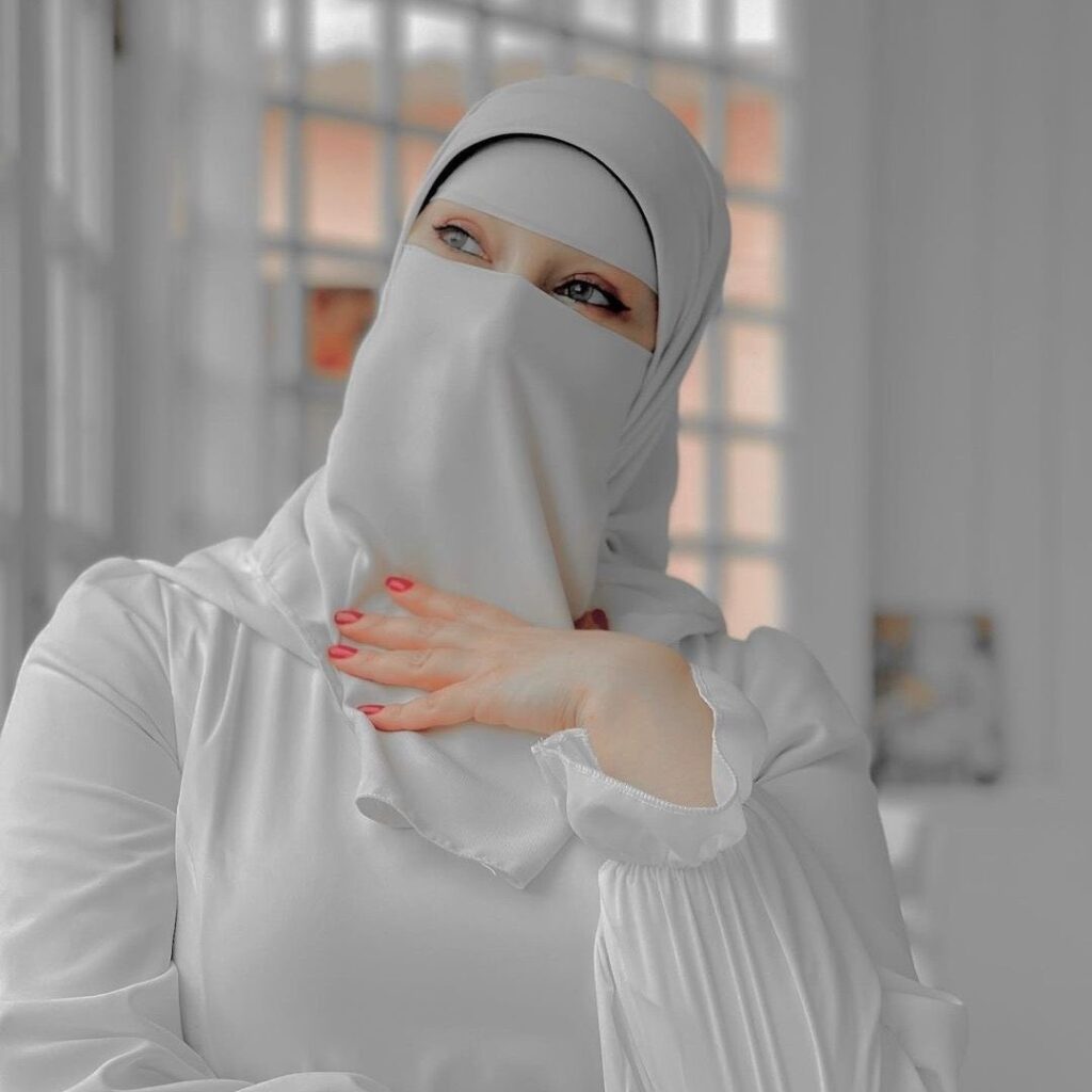 صور نسوان: استكشاف الجمال الأنثوي في الفنون والتصوير 7 صور نسوان 6